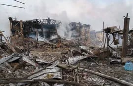 Una fábrica completamente destruida por un bombardeo en Dnipro.