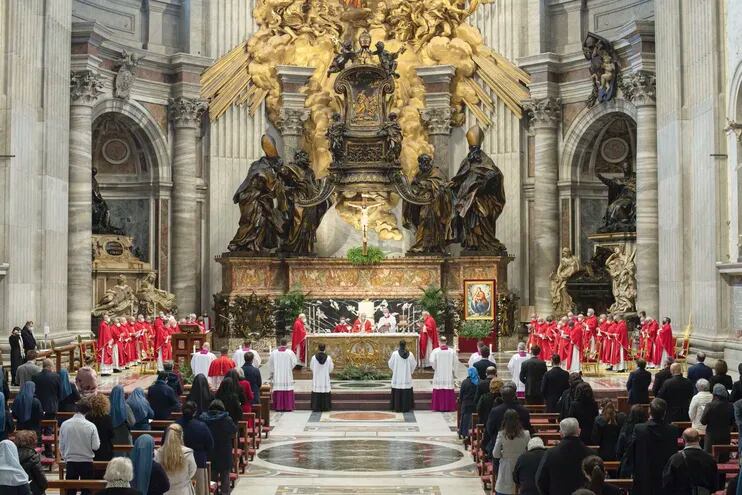 El papa Francisco celebró el inicio de la Semana Santa acompañado de unos pocos fieles en la basílica de San Pedro.