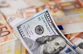 El euro cae de nuevo por debajo del dólar. (AFP, archivo)