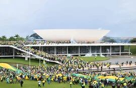 Partidarios del expresidente de Brasil Jair Bolsonaro toman la Explanada de los Ministerios en Brasilia.
