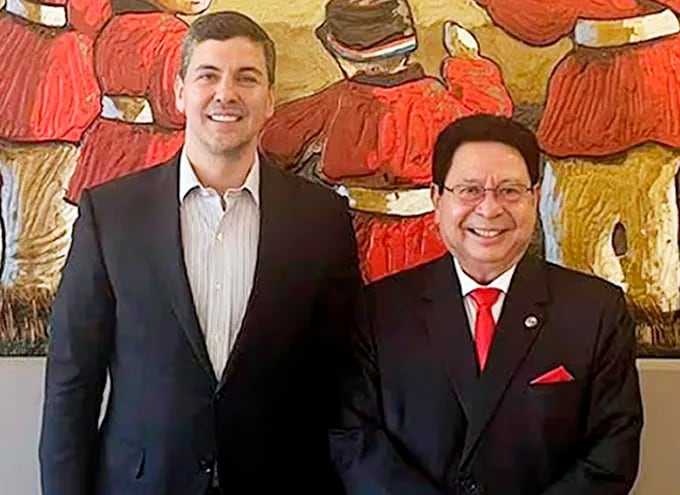 El presidente de la República, Santiago Peña, y el presidente de la ANNP, Julio César Vera Cáceres, quien sigue incorporando más asesores al ente.