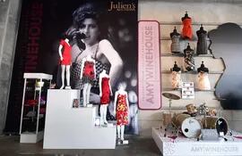 Una colección de vestidos de Amy Winehouse y su batería se exhibieron en Julien's Auctions en Beverly Hills, California, el 1 de noviembre de 2021, antes de la subasta "Property from the Life and Career of Amy Winehouse" que se llevo a cabo el 6 y 7 de noviembre de 2021. (AFP)