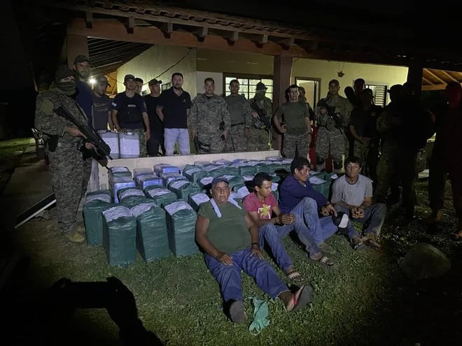 Agentes policiales, del ministerio publico, personas aprehendidas y los casi 1400 kilos de cocaina incautadas en una estancia en el chaco