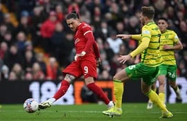 Darwin Núñez patea el balón para anotar el segundo gol para el Liverpool en la victoria 5-2 sobre Norwich.