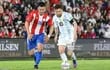 Lionel Messi de Argentina lucha por el balón con Jorge Morel de Paraguay durante un partido entre Paraguay y Argentina como parte de las Eliminatorias Sudamericanas para Qatar 2022 en el Estadio Defensores del Chaco el 7 de octubre de 2021 en Asunción, Paraguay.
