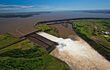 Complejo hidroeléctrico paraguayo/brasileño Itaipú en tiempos de buena afluencia de agua al embalse. En 37 años produjo 2.830.955 GWh, De esa extraordinaria cantidad,  nuestro país, pese a su condición de copropietaria, pudo aprovechar apenas el 8,6%