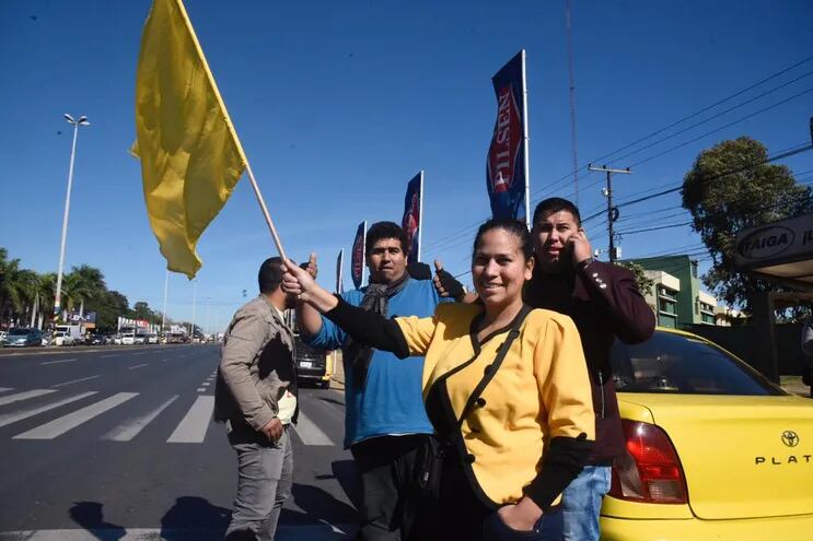 Taxistas intentan bloquear Ruta Transchaco.