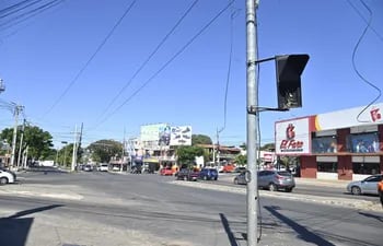 Los semáforos de inmediaciones de la terminal de ómnibus, en Asunción, incluso ya muestran elementos obsoletos. Los que sí funcionan no están coordinados.