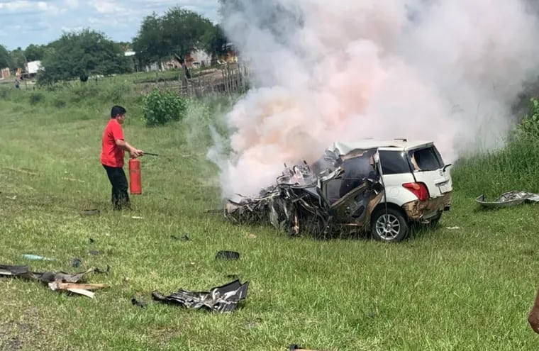 El chofer Ismael Prieto Recalde apaga con un extintor el fuego generado  en el automóvil Toyota IST que conducía el malogrado uniformado.