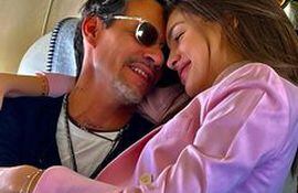 Acá hay amor. Marc Anthony y la bella Nadia Ferreira, en el jet privado del cantante.
