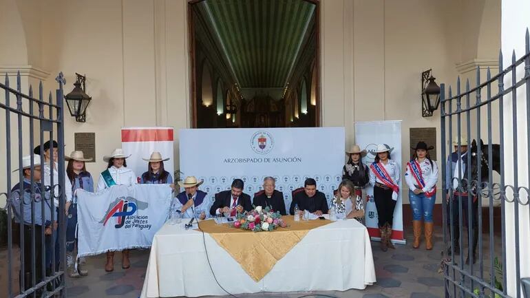 El intendente Nenecho Rodríguez (segundo desde la izquierda en la mesa) junto a Mons. Adalberto Martínez (c) dieron a conocer los preparativos para la fiesta patronal de Asunción.