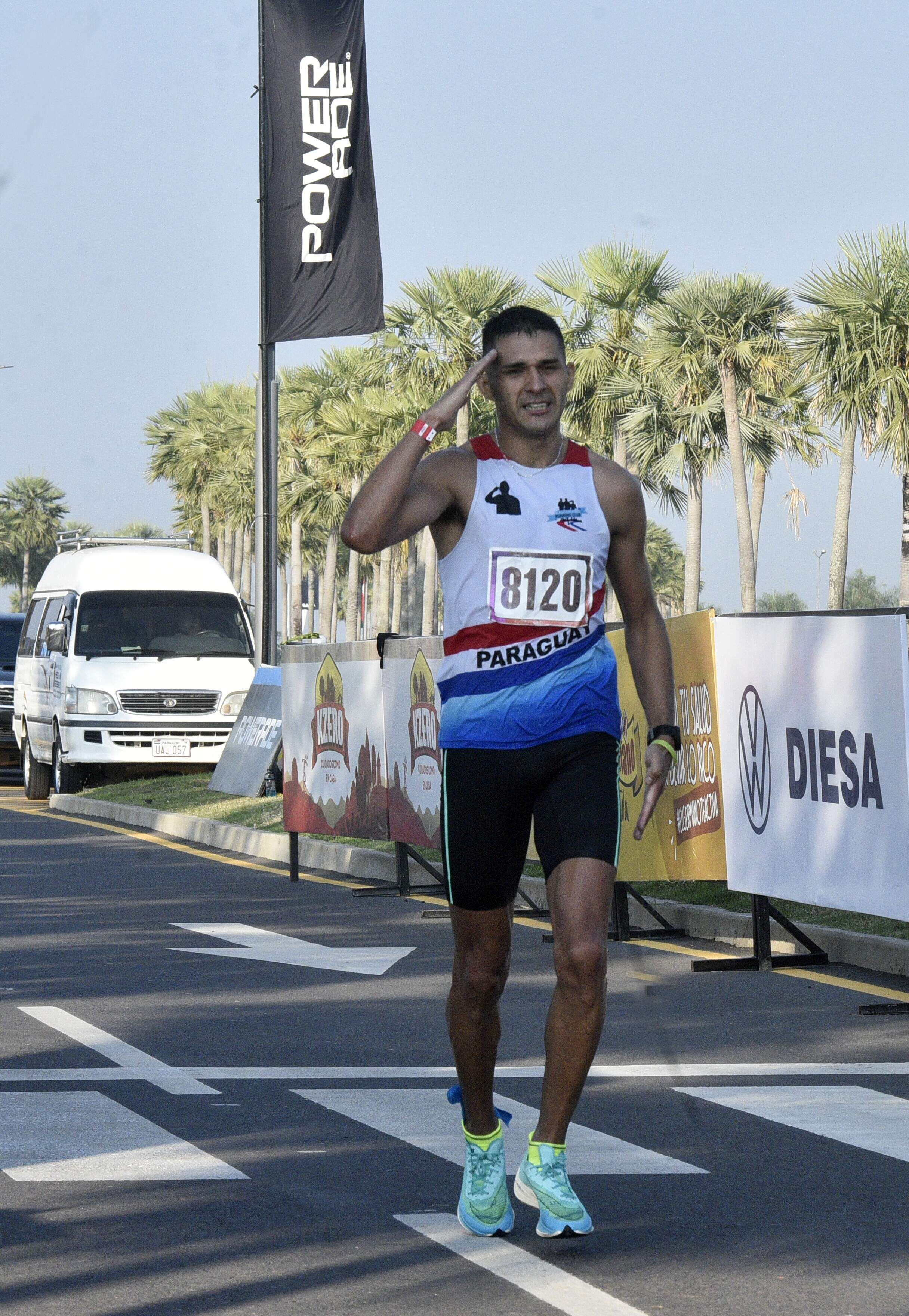 Héctor Silguero cronometró 2 horas 33 minutos y 33 segundos para subir a lo más alto del podio masculino en 42K.