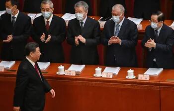Delegados del comité nacional chino reciben al presidente Xi Jinping para iniciar el congreso que ratificará un tercer mandato del político. (AFP)