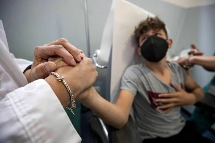 Un adolescente recibe una dosis de vacuna Pfizer contra el coronavirus en Rieti, región del Lazio, en Italia.