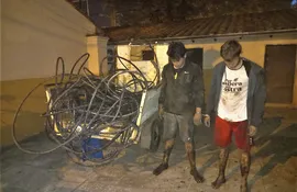 Fabio Osmar Silva Morel, de 24 años; y José María Bogado Leiva, de 25 años, aprehendidos en flagrancia robando cables de Copaco.