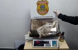 La droga hallada en el doble fondo de la maleta del compatriota durante la inspección.