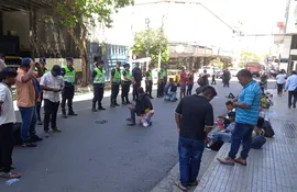 Un grupo de nativos de la zona de Jasy Cañy se manifiestan hoy frente al Ministerio de Obras Públicas y Comunicaciones (MOPC)