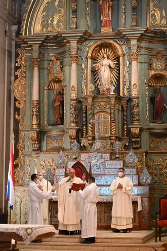 Monseñor Edmundo Valenzuela ofició hoy la Misa de Navidad en la Catedral de Asunción.