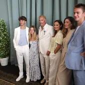 Kevin Costner posa con sus hijos Hayes Costner, Grace Avery Costner, Annie Costner, Lily Costner y Cayden Wyatt Costner después de recibir la Medalla de la Orden de las Artes y las Letras durante el 77º Festival de Cine de Cannes.