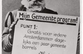 "¡Mi Programa Municipal! Punto 1: Alcohol gratis diariamente para todos los ciudadanos de Ámsterdam". Campaña de Cornelis de Gelder, candidato a concejal por el "Partido de la Escoria", a las elecciones para el Ayuntamiento de Ámsterdam, 1921.