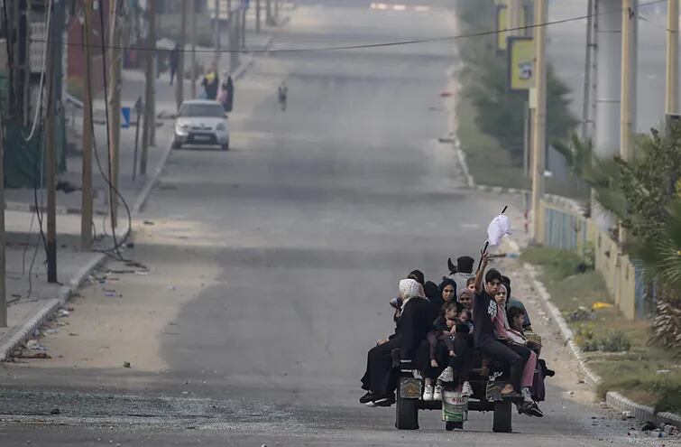 Varios palestinos circulan por una calle desierta durante la evacuación de la población de la ciudad de Gaza y del norte de la franja.