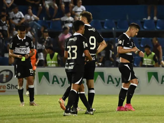 Los jugadores de Olimpia lamentan al final del partido la derrota con Sportivo Ameliano por el fútbol paraguayo en el estadio Luis Alfonso Giagni, en Villa Elisa.