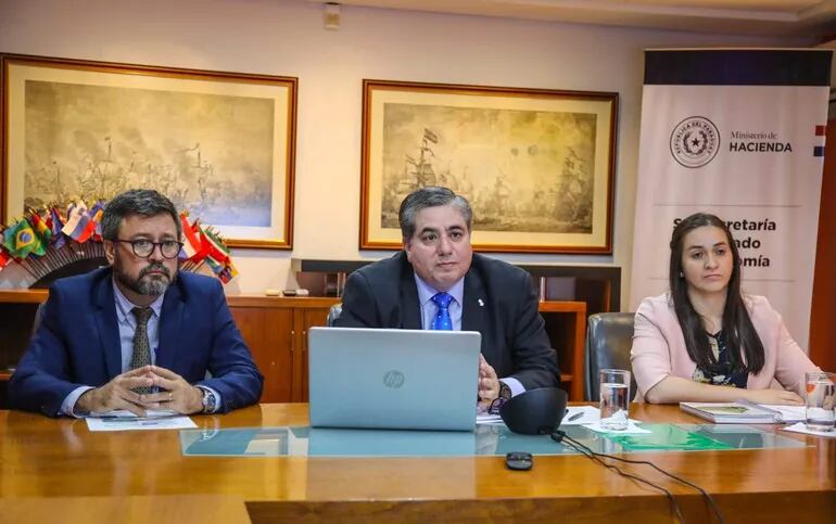 La presentación del informe estuvo a cargo de Rolando Sapriza, director de Política Macrofiscal; Roberto Mernes, viceministro de Economía; y Angélica Pintos, jefa de Coyuntura Macrofiscal.