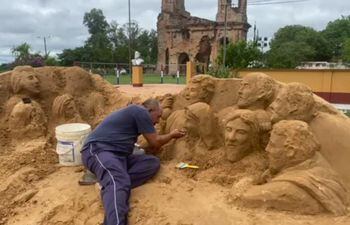 El escultor Oscar Garcete, realizando su maravillosa obra de arte frente a las Ruinas de Humaitá.