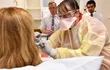 Una enfermera de servicios infecciosos simula una toma de muestra en busca de coronavirus en el hospital Prince Charles de Brisbane, Australia.