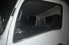 Uno de los vehículos atacados a palos por los violentos manifestantes.