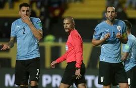 Diego Godín (3) será baja en Uruguay para el partido de esta noche ante Ecuador.