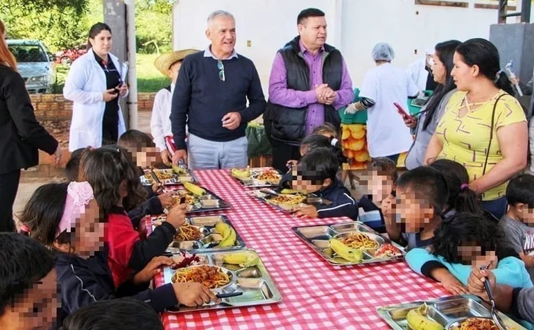 El intendente Nelson Cano (centro) participó de la entrega del almuerzo escolar en Hernandarias.