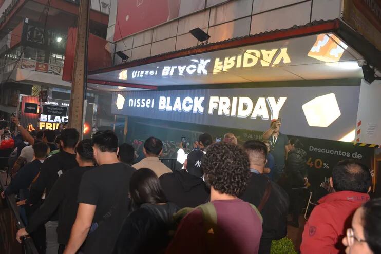 Una gran cantidad de personas acudió al primer día del Black Friday de Nissei en Ciudad del Este.