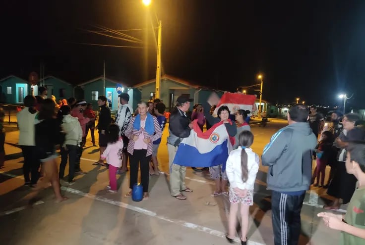 Manifestación de vecinos del barrio nuevo San Blas contra sobrefacturación de la ANDE falta de agua de la ESSAP y viviendas mal hechas por el MUVH.