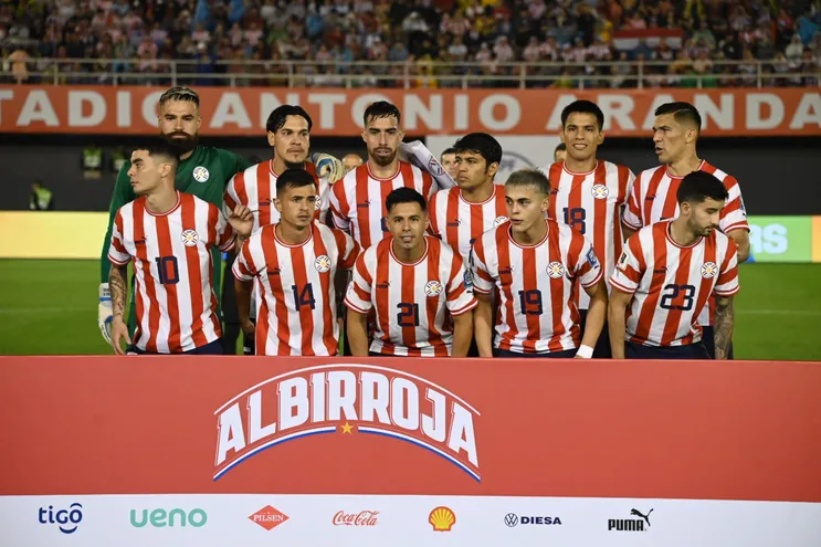 Los jugadores de la selección paraguaya durante la foto previa al partido contra Perú por la primera fecha de las Eliminatorias Sudamericanas al Mundial 2026 en el estadio Antonio Aranda Encina, en Ciudad del Este.