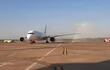 Un arco de agua de camiones de bomberos de la Dinac recibió ayer al primer vuelo que llegó de Europa, tras la reapertura del aeropuerto.