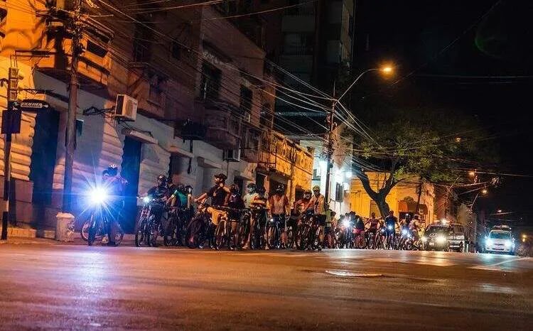 Todos los martes los ciclistas y aficionados se juntan para andar pedaleando las calles de Asunción en grupo.