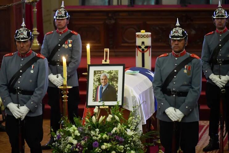 El funeral de Estado en honor al expresidente chileno Sebastián Piñera, fallecido a los 74 años en un accidente de helicóptero en el sur, comenzó este viernes con una gran ovación y con la entonación del himno nacional en la antigua sede del Congreso Nacional, en Santiago.