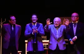 Jorge Ramos, Ariel Galeano, José Luis Ardissone y Juan Carlos Moreno saludan al público luego de una de las funciones de "Después de la vida".