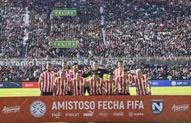 Los jugadores de la selección paraguaya posan para la foto previa del partido amistoso contra Nicaragua por la Fecha FIFA de junio 2023 en el estadio Defensores del Chaco, en Asunción.
