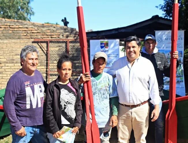 El gobernador de Ñeembucú, Luis Benítez, entregó 15 nuevas canoas a pescadores agremiados al Sindicato de Pescadores de Ñeembucú.