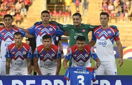 Los jugadores de Cerro Porteño forman para la fotografía previa al partido contra Sportivo Luqueño por la séptima ronda del torneo Clausura 2023 del fútbol paraguayo en el estadio Villa Alegre, en Encarnación.