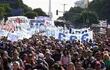 Caos y tensión en Argentina: piqueteros y policías se enfrentan en una jornada de protestas