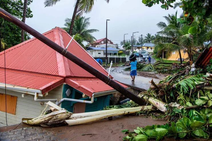 El huracán Fiona azotó la isla francesa de Guadalupe y estaría llegando a Puerto Rico.