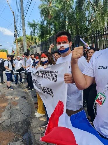 Ayer, como todos los últimos días, los descontratados de Itaipú se manifestaron frente a la entidad.