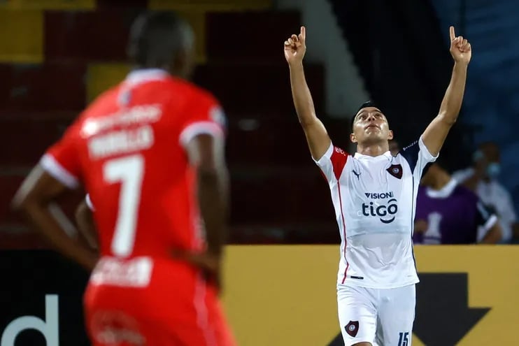 El paraguayo Ángel Cardozo Lucena (d), jugador de Cerro Porteño, celebra un gol contra América de Cali por la Copa Libertadores.