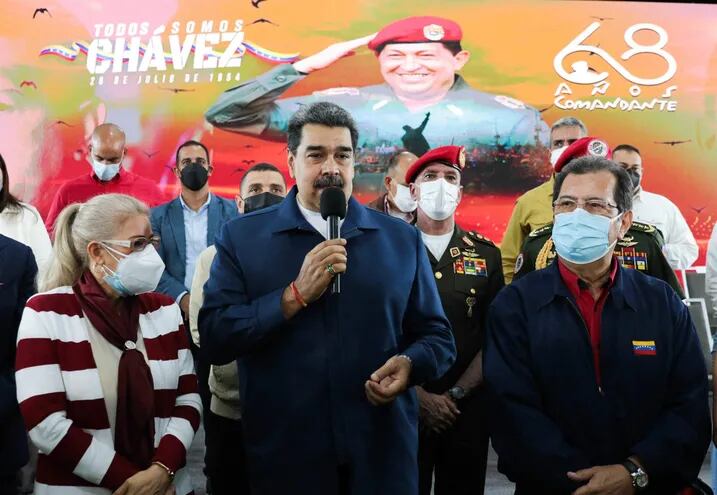 El gobernante venezolano, Nicolás Maduro (C) durante un acto en recordación del fallecido expresidente de su país Hugo Chávez. (AFP)