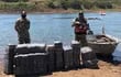 Las mercaderías decomisadas a orillas del río Paraná por los militares.