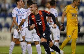 Braian José Samudio (26 años) festeja su tanto, con el que Cerro Porteño venció al “12”. Fue el cuarto gol en 14 partidos del altoparanaense con el Ciclón.