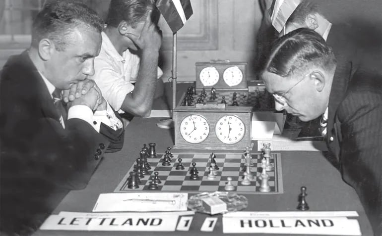 Petrovs (izq.) vs Euwe, Olimpiada de Estocolmo 1937.